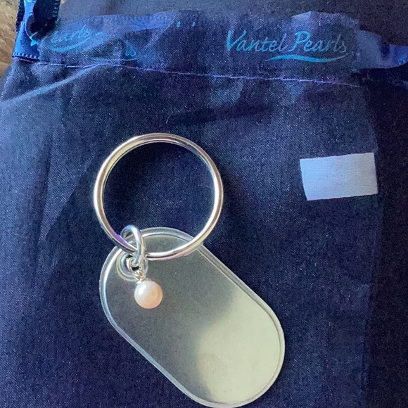 🦪 Offering for sale original Vantel Pearls dog tag keychain. - Picture 1 of 3